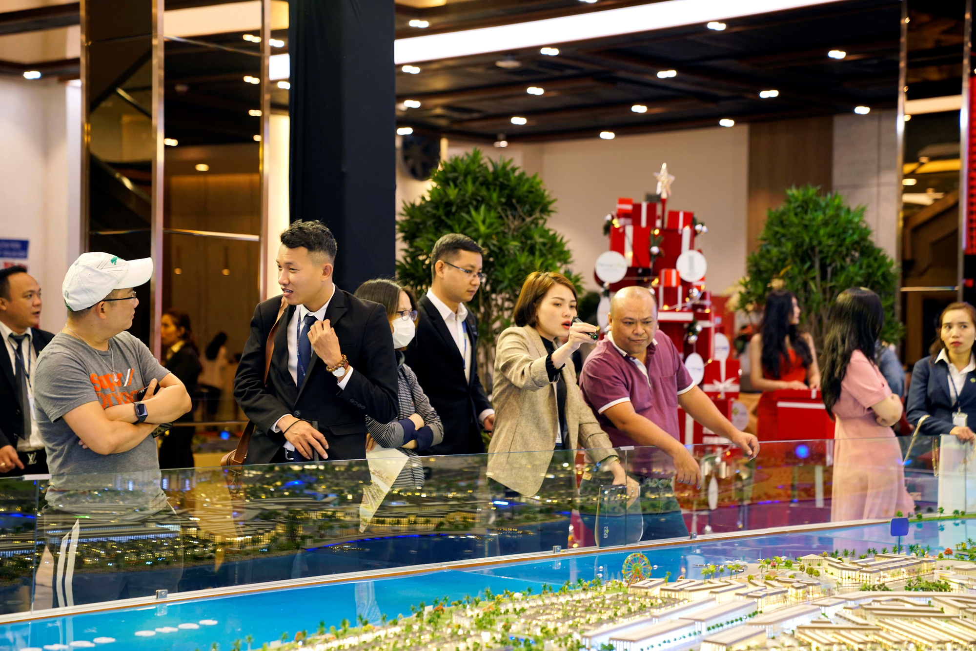 Khách hàng tham quan sa bàn của Aqua City – một trong những Pg88vn.top độc quyền mỗi ngày trọng điểm được Novaland giới thiệu trong thời gian qua