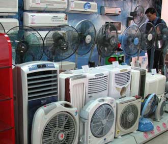 Không chỉ các loại quạt điện thông thường đều tăng 20% so với giá bán năm trước mà quạt sạc giá còn thay đổi theo từng ngày.