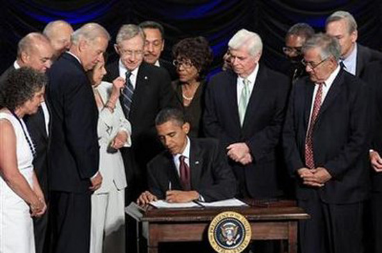 Tổng thống Mỹ Obama ký thành luật kế hoạch cải tổ Phố Wall - Ảnh: Reuters.