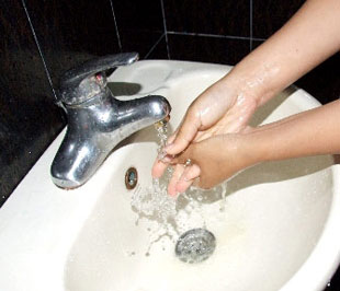 Theo khuyến cáo của Bộ Y tế, để phòng chống cúm A/H1N1 người dân cần thường xuyên rửa tay bằng xà phòng, dung dịch sát khuẩn, vệ sinh môi trường, thông thoáng nơi ở, nơi Pg88hi Thể Thao, Bóng Đá, Casino, Nổ Hũ, Xổ Số, lau chùi bề mặt, đồ dùng, vật dụng sinh hoạt bằng các hóa chất sát khuẩn thông thường.
