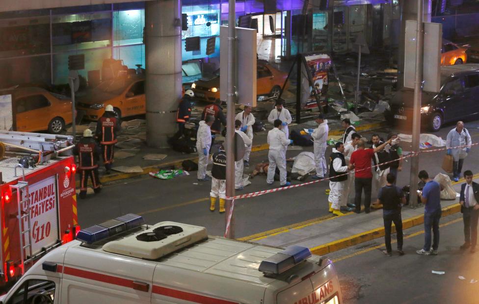 Hiện trường vụ đánh bom tự sát ở sân bay Istanbul, Thổ Nhĩ Kỳ, ngày 28/6 - Ảnh: Reuters.<br>