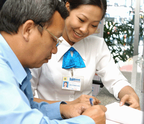 Giao dịch tại SeABank HCM. (ảnh: Minh Đức)