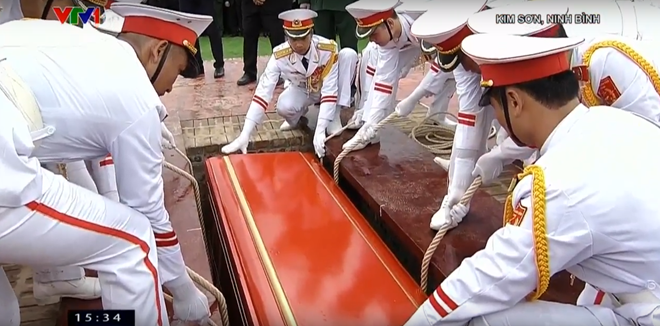 Lễ an táng Chủ tịch nước Trần Đại Quang tại quê nhà Ninh Bình - Ảnh 10.
