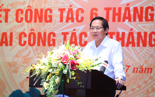 <span style="font-family: "Times New Roman"; font-size: 14.6667px;">Bộ trưởng Trương Minh Tuấn&nbsp;</span><span style="font-family: "Times New Roman"; font-size: 14.6667px;">đề nghị Cục Viễn thông và các nhà mạng phải ngồi lại với nhau để tìm mọi giải pháp, biện pháp để ngăn chặn SIM rác và tin nhắn rác.</span>