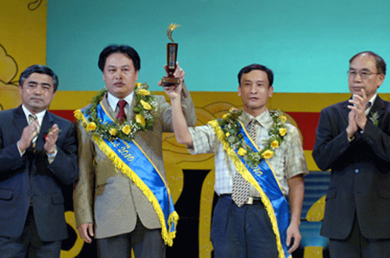 Trao giải Sao khuê 2010 cho Cổng thông tin điện tử Chính phủ - Ảnh: Chinhphu.vn