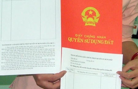 Hiện việc cấp giấy chứng nhận quyền sử dụng đất và tài sản mới chỉ được thực hiện đối với hộ gia đình và cá nhân.