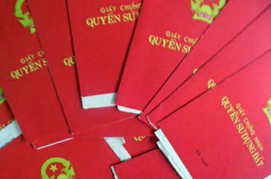 Người dân ở nhiều tỉnh không hài lòng với dịch vụ cấp giấy chứng nhận quyền sử dụng đất.