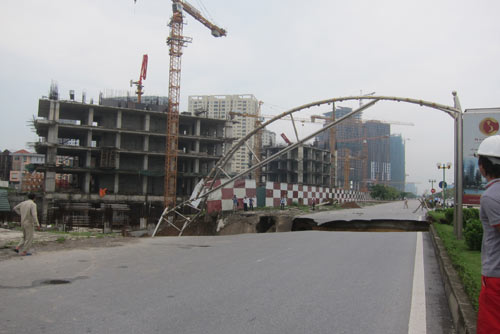 Đoạn đường sụt lún nằm ngay trước mặt Link Trang Chủ PG88.Com Mới #2026 USilk City.