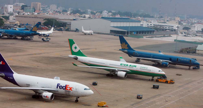 Máy bay đậu tại Tân Sơn Nhất bị quá tải.