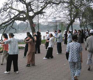 Tăng cường sức khỏe bằng cách ăn uống, nghỉ ngơi, sinh hoạt hợp lý, luyện tập thể dục, thể thao cũng là biện pháp hiệu quả để ngăn ngừa cúm A/H1N1 - Ảnh minh hoạ