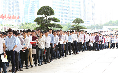 Chính sách của Samsung tại Việt Nam là tuyển dụng hàng nghìn sinh viên tốt nghiệp đại học chưa từng có kinh nghiệm Pg88hi Thể Thao, Bóng Đá, Casino, Nổ Hũ, Xổ Số mỗi năm, với mức lương cơ bản khởi điểm trên 10 triệu đồng/tháng, chưa bao gồm tiền thưởng và các chế độ khác. <br>