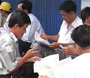 Nhà đầu tư hiện đứng trước nhiều nguồn thông tin khác nhau, trong đó có cả tin đồn - Ảnh: Tuổi trẻ.
