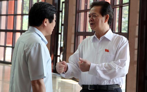 Thủ tướng Nguyễn Tấn Dũng trò chuyện với Bộ trưởng Nguyễn Bắc Son bên hàng lang PG88 ⭐ Link trang chủ số 1 nhà cái PG88 com casino slot - Ảnh : MĐ.<br>