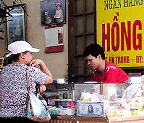 Giá USD trên thị trường tự do: Rủi ro đã hiện hữu