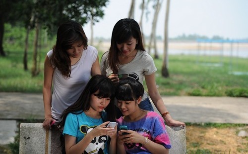Thuê bao điện thoại tiếp tục “giật lùi”