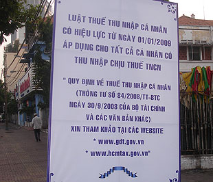 Tuyên truyền về ngày thuế có hiệu lực trên đường phố Tp.HCM - Ảnh: Minh Đức.