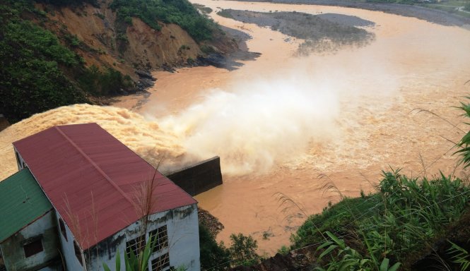 Quy hoạch thuỷ điện tràn lan gây tàn phá rừng đầu nguồn và ảnh hưởng đến dòng chảy, lũ lụt ở hạ du.