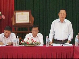 Ông Trần Công Chánh (người đứng) tân Chủ tịch UBND tỉnh Hậu Giang.