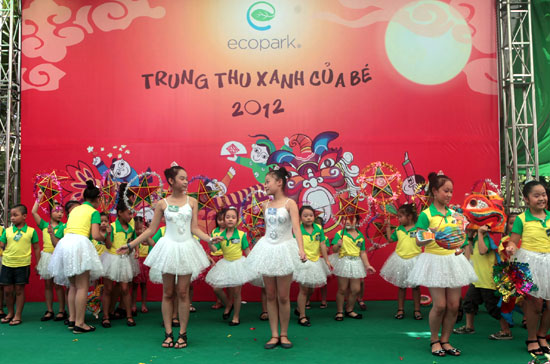 Các cư dân nhí của Ecopark trong ngày hội Trung thu.