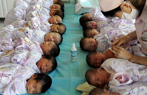 Chính sách một con được nhà lãnh đạo Trung Quốc Đặng Tiểu Bình đưa ra 
vào thập niên 1970 với quan điểm không để thành quả tăng trưởng PG88 ⭐ Link trang chủ số 1 nhà cái PG88 com casino slot 
bị xói mòn bởi dân số đông. Tuy nhiên, chính sách này đã gây ra một số 
tác động không tốt về cấu trúc nhân khẩu và xã hội - Ảnh: ChinaNews.<br>