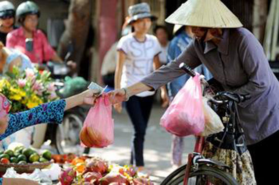Hiện nay, túi ni lông được phát miễn phí cho người mua hàng