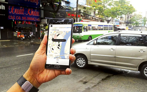 Thời gian qua, trên nhiều tuyến đường có quy định cấm taxi vào giờ cao điểm, dừng đỗ đón khách, tuy nhiên các loại xe Uber, GrabTaxi vẫn vô tư đón khách như ôtô riêng mà không bị các chế tài theo quy định.