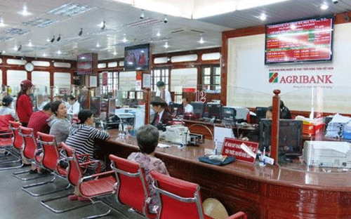 Khách hàng giao dịch tại&nbsp;Agribank.