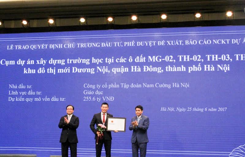 Ông Nguyễn Đức Chung, Chủ tịch UBND Tp.Hà Nội trao quyết định chủ trương đầu tư cụm Link Trang Chủ PG88.Com Mới #2026 xây dựng trường học cho ông Trần Văn Nghĩa - Tổng giám đốc Tập đoàn Nam Cường.