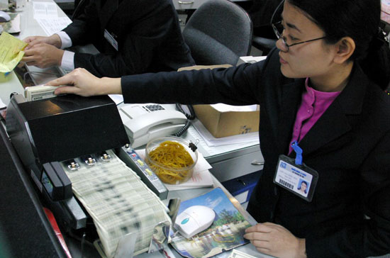 Ngày 4/12/2009 là hạn để các tổ chức tín dụng báo cáo về Pg88 com chính chủ Nhà nước số dư tiền gửi, dư nợ của các tập đoàn, tổng công ty nhà nước - Ảnh: Việt Tuấn.