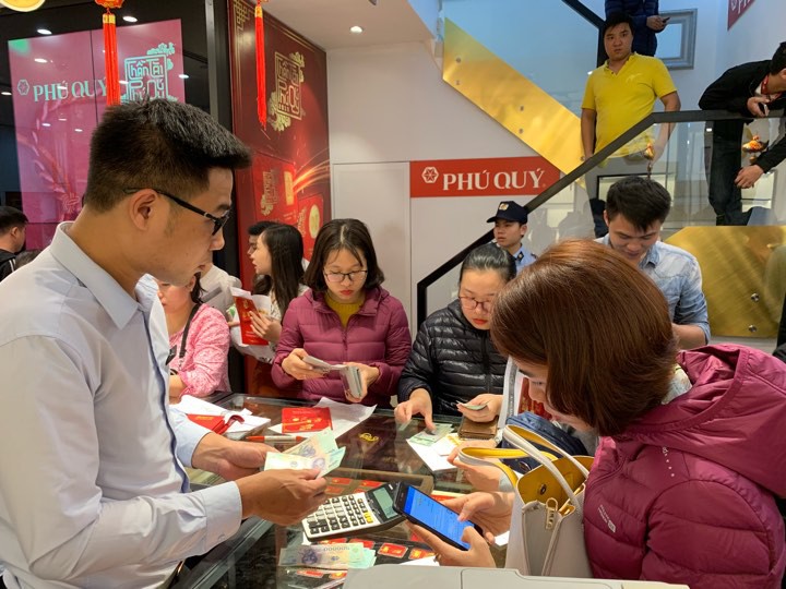 Dân xếp hàng mua vàng, PG88 Link Dễ Nhớ Pg88.com thu ngàn tỷ một ngày - Ảnh 1.