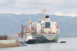 Năm 2009, tổng sản lượng hàng hoá vận tải biển của các 6Pg88.con độc quyền mỗi ngày đạt xấp xỉ 80 triệu tấn - Ảnh: Việt Tuấn.