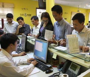 Nhà đầu tư đến Click&Phone làm thủ tục và ký hợp đồng tham gia dịch vụ này mà không cần đến tận Pg88 com chính chủ.