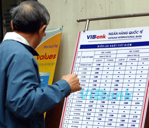 Lãi suất tiết kiệm USD của VIB Bank tăng từ 0,20%/năm đến 0,36%/năm. Ảnh: Việt Tuấn.