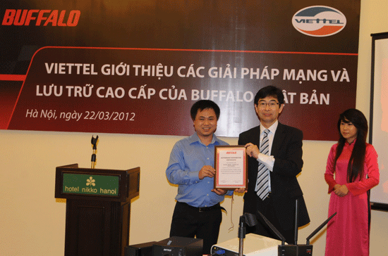 Ông Satoshi Ibana, Tổng giám đốc Buffalo trao chứng chỉ NPP cho Viettel Distribution - Ảnh: Thủy Diệu.