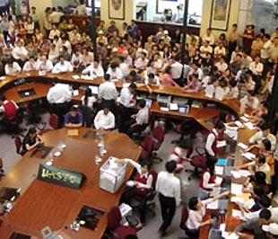 Phiên đấu giá cổ phần Vinaconex ngày 1/11/2006 tại Sở Giao dịch 6Pg88.com nhà cái Hà Nội - Ảnh: Nguyễn Hoàng.