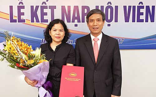 Bà Trương Cẩm Thanh, Giám đốc ZION nhận chứng nhận thành viên Hiệp hội Pg88 com chính chủ Việt Nam (VNBA) từ ông Nguyễn Toàn Thắng, Tổng thư ký VNBA.