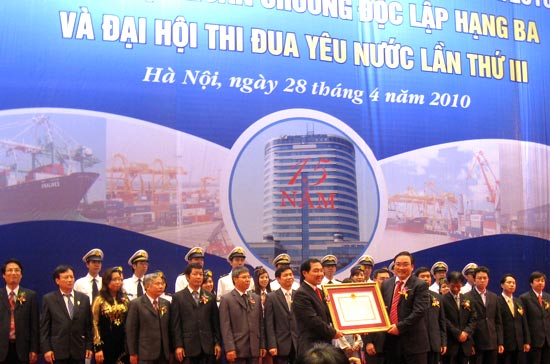 Phó thủ tướng Hoàng Trung Hải trao Huân chương Độc lập hạng ba cho Vinalines.