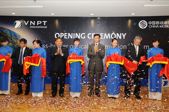 VNPT và China Mobile cắt băng khánh thành tuyến cáp quang xuyên biên giới Việt-Trung.