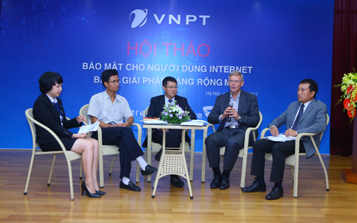 Đại diện VNPT và hãng bảo mật&nbsp;<span style="font-family: "Times New Roman"; font-size: 14.6667px;">F-Secure chia sẻ các thông tin về&nbsp;</span><span style="font-family: "Times New Roman"; font-size: 14.6667px;">dịch vụ bảo mật toàn diện F-Secure SAFE&nbsp;cho thuê bao cáp quang.</span>