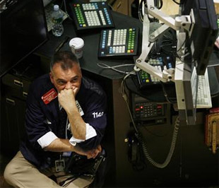 Trong tuần, chỉ số Dow Jones đã giảm 5,2% và duy trì tuần thứ tư liên tiếp ở dưới ngưỡng 8.000 điểm; chỉ số S&P 500 mất 4,81% giá trị trong tuần còn chỉ số Nasdaq hạ 3,6% - Ảnh: Reuters.