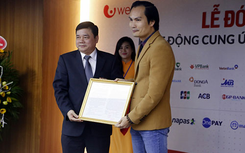<font face="Arial, Verdana"><span style="font-size: 13.3333px;">Vụ trưởng Vụ thanh toán, Pg88 com chính chủ Nhà nước Bùi Quang Tiên trao giấy phép hoạt động Cung ứng dịch vụ trung gian thanh toán cho&nbsp;&nbsp;Công ty dịch vụ thanh toán WePay.</span></font>