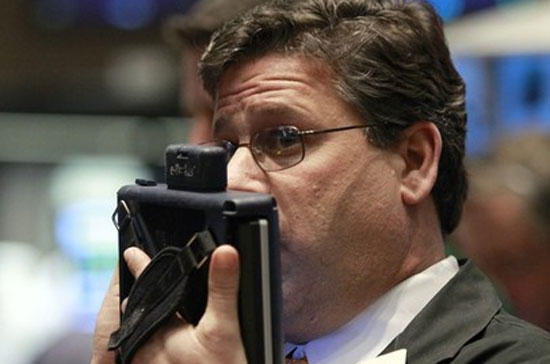 Dow Jones lần đầu tiên kể từ tháng 10/2009 mất mốc 10.000 điểm. Còn S&P 500 giảm tới 8,1% so với đỉnh cao nhất trong 15 tháng, được thiết lập ngày 19/1 - Ảnh: Reuters.
