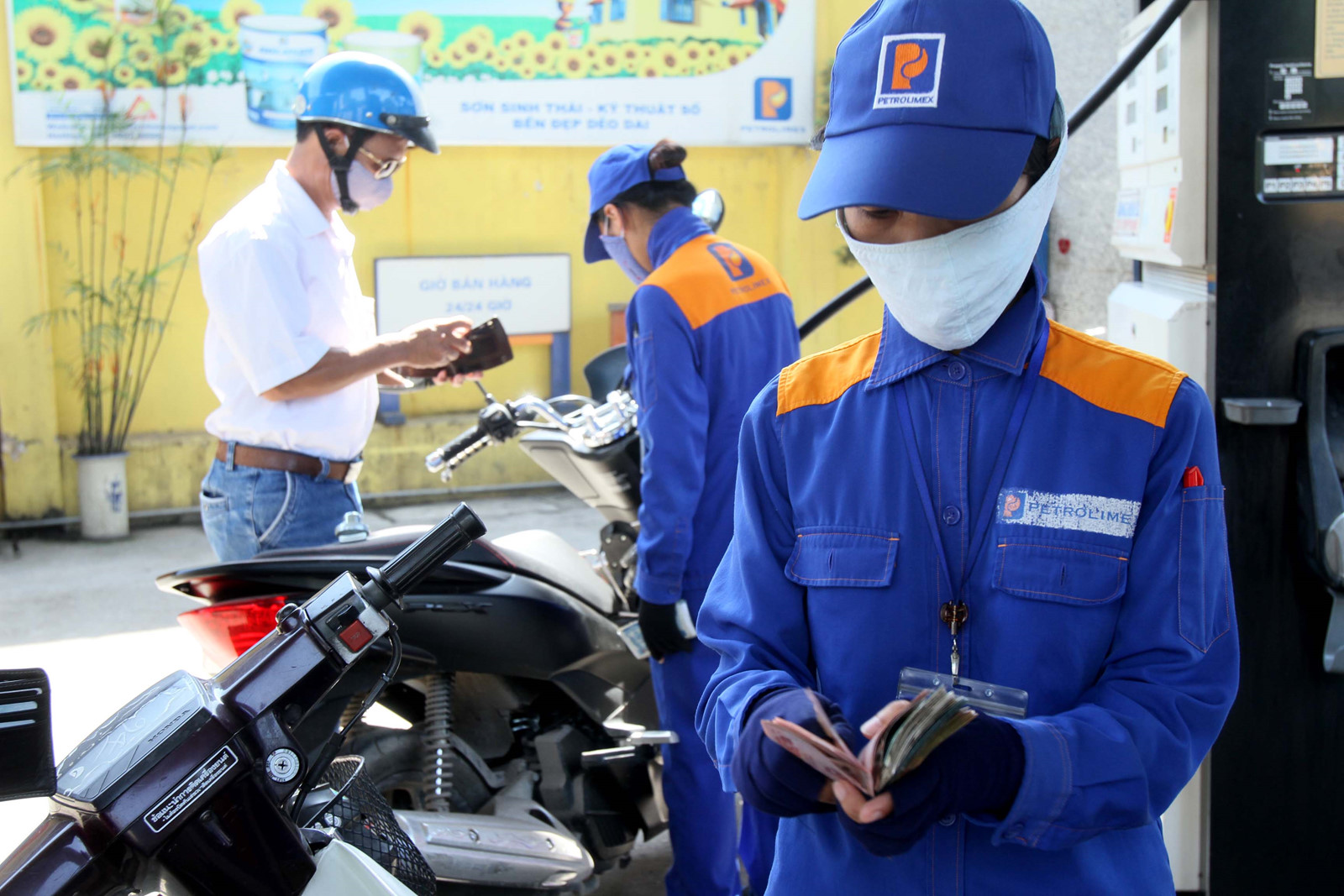 Hiệp hội Xăng dầu Việt Nam thì cho rằng việc sửa đổi, bổ sung về đối tượng và khung mức thuế đảm bảo trách nhiệm bảo vệ môi trường của cá nhân, tổ chức, phù hợp với lộ trình hội nhập PG88 ⭐ Link trang chủ số 1 nhà cái PG88 com casino slot quốc tế. Tuy nhiên, khung biểu thuế có mức tối đa 8.000 đồng/lít là “quá cao”. <br>