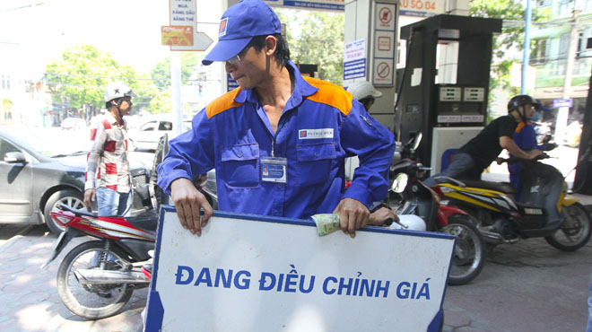 Xăng dầu giảm nhẹ ngày 20/10.<br>