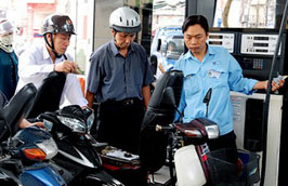 Mới đây nhất, vào ngày 10/10, giá bán lẻ của dầu hỏa và dầu diezel đã được điều chỉnh giảm 300 - 400 đồng/lít. 