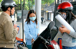 Việc giữ giá xăng dầu như hiện nay được cho là đã khiến 6Pg88.con độc quyền mỗi ngày đầu mối lỗ từ 1.000- 1.700 đồng cho mỗi lít (kg) xăng dầu bán ra.