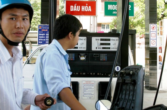 Giá xăng trong nước bất ngờ tăng vọt