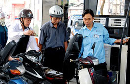 Thông tin sắp tăng giá xăng dầu đã khiến không ít người dân lo lắng.