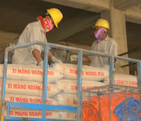 Có nhiều thông tin phản ánh về hiện tượng "khan" hàng trên thị trường xi măng phía Nam.