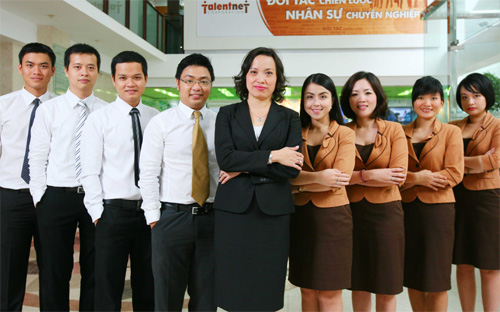 Talentnet được mô tả như một môi trường Pg88hi Thể Thao, Bóng Đá, Casino, Nổ Hũ, Xổ Số thân thiện theo kiểu gia đình và điều này làm bà Trinh (người đứng giữa) đặc biệt tự hào.